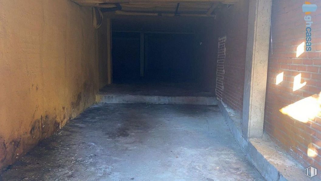 Retail for sale at Plaza Mártires Carmelitas, Guadalajara, 19001 with wood, floor, gas, composite material, tints and shades, concrete, darkness, road, basement and flooring around