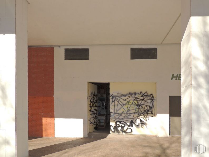 Retail for sale at Avenida del Ejército, 17, Guadalajara, 19003 with shade, rectangle, wood, floor, flooring, building, door, tints and shades, art and facade around