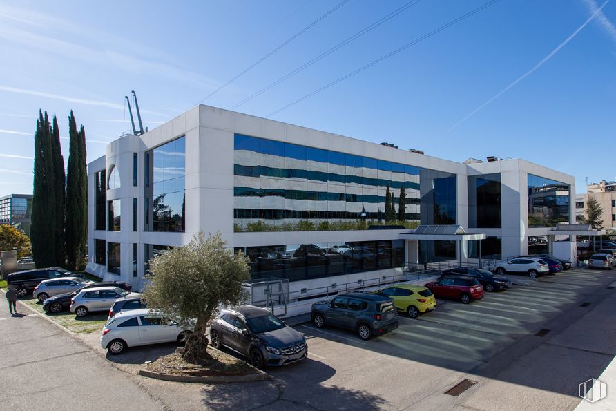 Oficina en alquiler en Calle Musgo, 1, Moncloa - Aravaca, Madrid, 28023 con coche, edificio, cielo, luz de estacionamiento, rueda, vehículo, neumático, diseño urbano, planta y aparcamiento alrededor