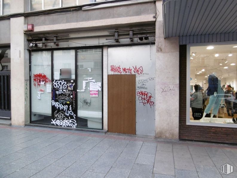 Retail for sale at Calle Bravo Murillo, 23, Chamberí, Madrid, 28015 with person, door, building, font, handwriting, art, facade, fixture, sidewalk and tire around