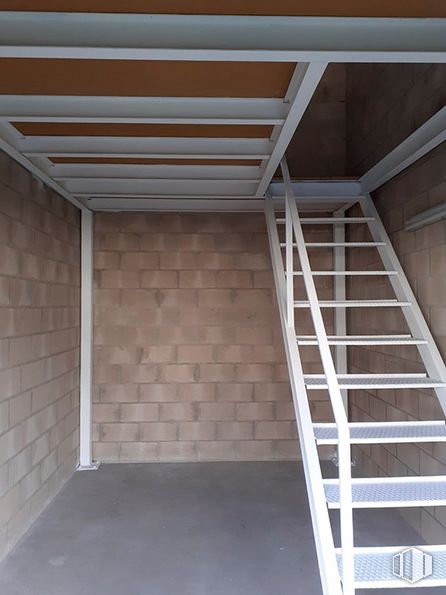 Oficina en alquiler en Calle Julio Cervera, 6, Móstoles, Madrid, 28935 con escalera, accesorio, edificio, madera, material compuesto, material de construcción, propiedad material, madera dura, ventana y tinte para madera alrededor