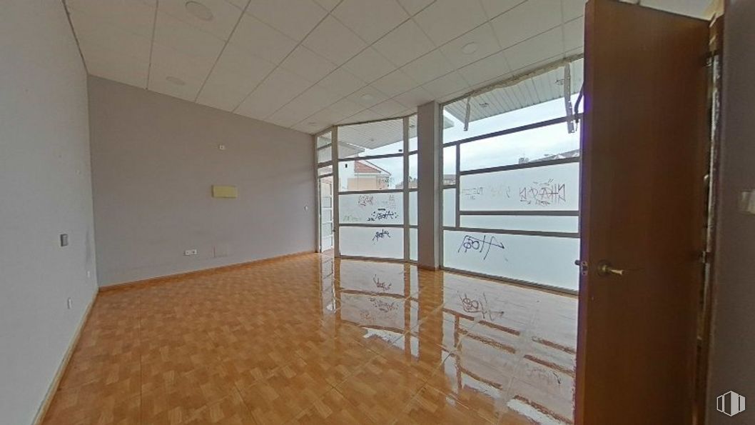 Local en venta en Avenida Pablo Iglesias, Leganés, Madrid, 28914 con puerta, edificio, madera, accesorio, pasillo, casa, pavimentos, ventana, piso y tinte para madera alrededor