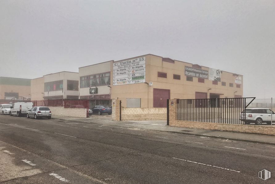 Industrial for rent at Calle Turín, 15, Parla, Madrid, 28980 with car, sky, window, wheel, building, tire, land lot, vehicle, asphalt and neighbourhood around