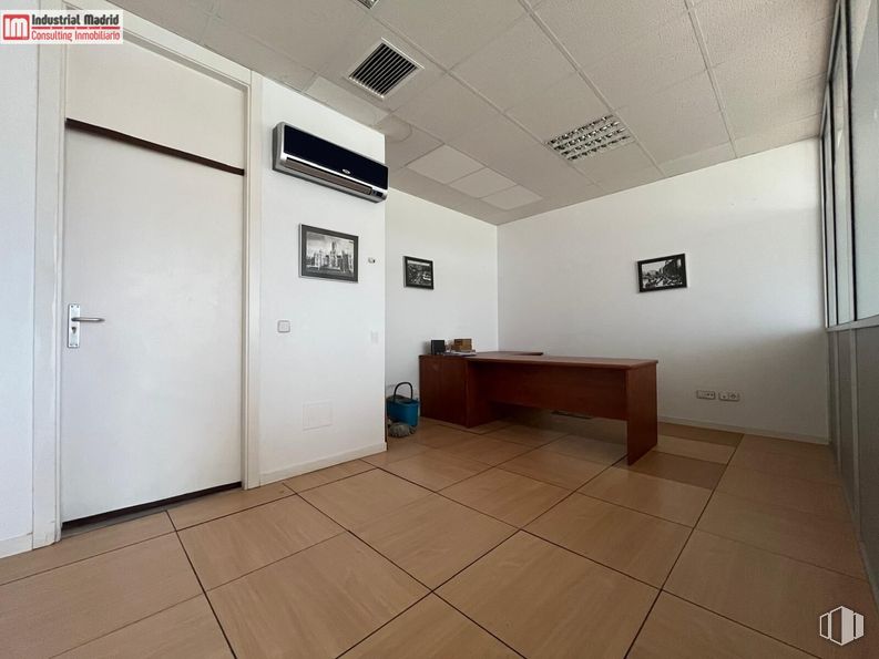 Office for sale at Calle Mariano Barbacid, Rivas-Vaciamadrid, Madrid, 28521 with door, desk, table, furniture, interior design, flooring, wood, hall, floor and building around