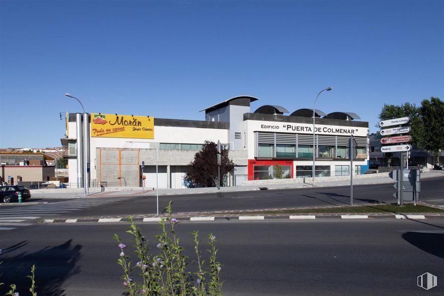 Retail for sale at Calle Tomillo, Colmenar Viejo, Madrid, 28770 with building, sky, plant, street light, asphalt, tree, window, residential area, gas and urban design around