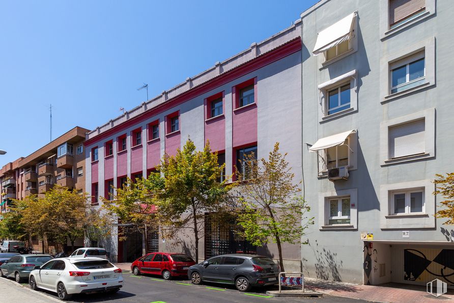 Nave en alquiler y venta en Calle Conde de Vilches, Salamanca, Madrid, 28028 con coche, ventana, luz de estacionamiento automotriz, cielo, vehículo terrestre, rueda, neumático, propiedad, edificio y vehículo alrededor