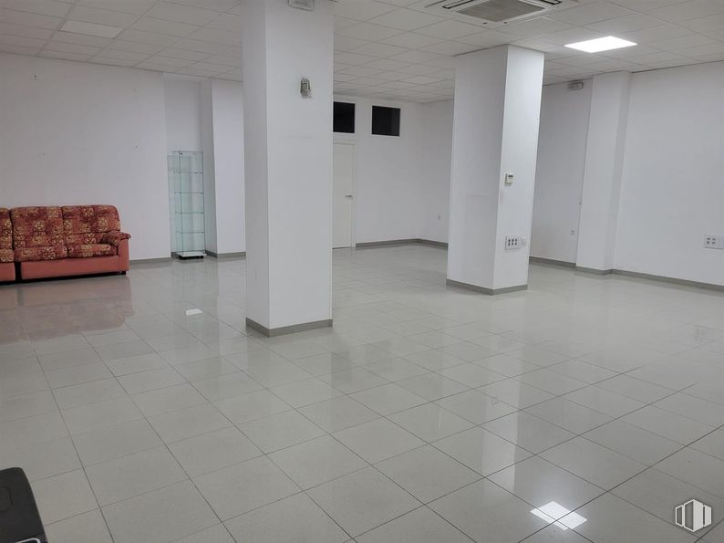 Retail for rent at Calle San Pascual, Aranjuez, Madrid, 28300 with couch, flooring, floor, ceiling, interior design, tile flooring, composite material, hall, tile and glass around