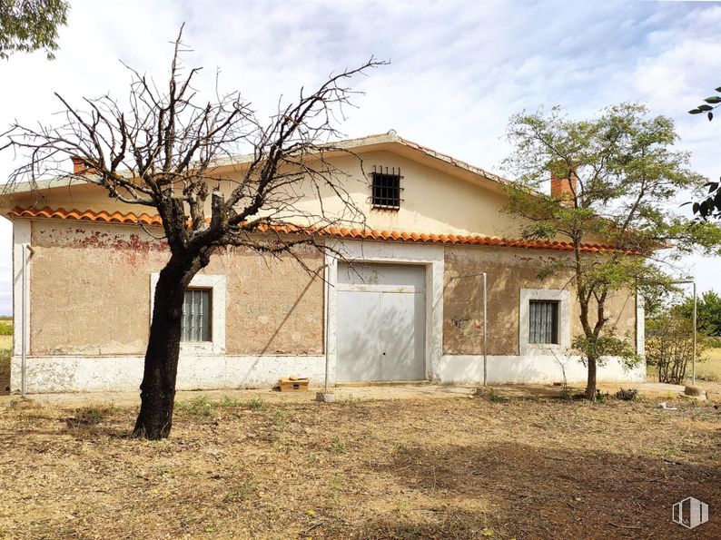 Land for sale at CM-410, Quintanar de la Orden, Toledo, 45800 with door, house, window, cloud, sky, plant, building, tree, land lot and cottage around