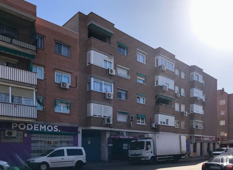 Retail for sale at Calle Puerto Bonaigua, 1, Torrejón de Ardoz, Madrid, 28850 with truck, van, building, car, tire, wheel, land vehicle, window, automotive parking light and sky around