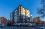 Retail for sale at Calle Príncipe de Vergara, Chamartín, Madrid, 28002 with building, sky, window, tower block, condominium, urban design, tree, residential area, commercial building and facade around