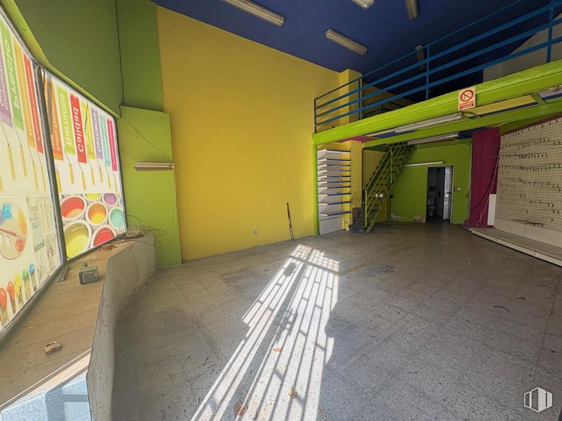 Local en alquiler y venta en Casco Antiguo, Boadilla del Monte, Madrid, 28660 con puerta, suelos, suelo, material compuesto, techo, pintura, ingeniería, escaleras, diseño y acero alrededor