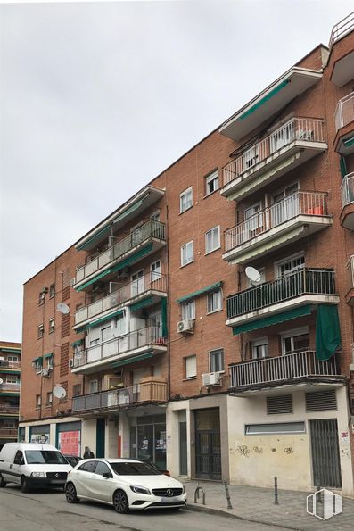 Local en venta en Avenida Constitución, Coslada, Madrid, 28820 con coche, edificio, ventana, cielo, rueda, vehículo, neumático, nube, diseño urbano y condominio alrededor