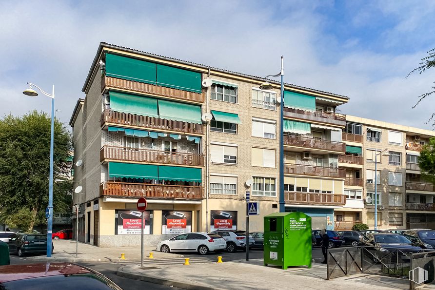 Retail for sale at Calle Pablo Casal, Parla, Madrid, 28980 with building, car, sky, cloud, wheel, street light, tire, vehicle, window and tree around