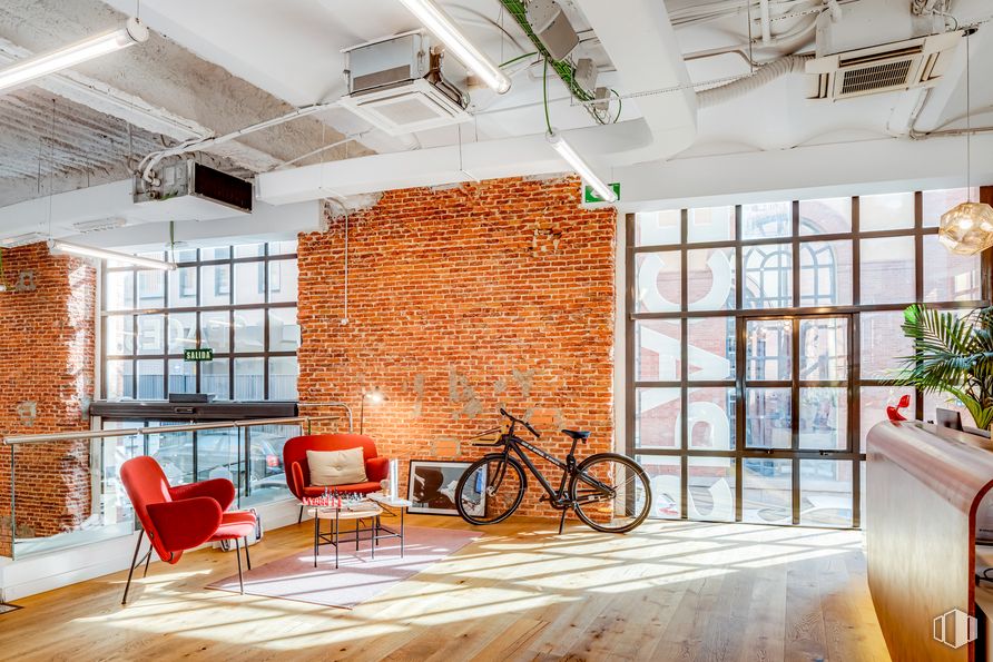 Office for rent at Spaces Río, Calle Manzanares, 4, Arganzuela, Madrid, 28005 with chair, bicycle, tire, wheel, property, building, bicycle wheel, wood, orange and vehicle around