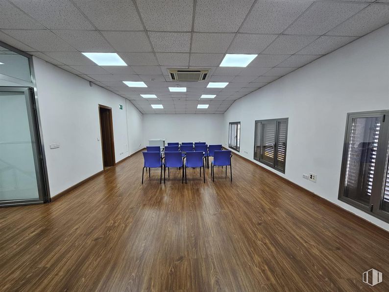 Nave en alquiler y venta en Calle Granja, Alcobendas, Madrid, 28108 con puerta, lámpara, silla, ventana, alumbrado, edificio, accesorio, hall, madera y interiorismo alrededor