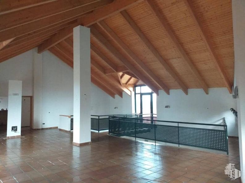 Retail for sale at Calle Concejo de la Mesta, 40, Escalona, Toledo, 45910 with window, hall, wood, floor, flooring, shade, building material, hardwood, tile flooring and beam around