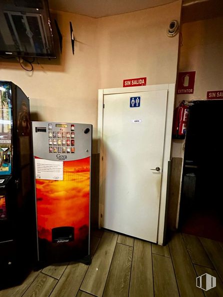 Retail for rent at Calle Mariano Sebastian Izue, Alcobendas, Madrid, 28100 with door, television, refrigerator, machine and major appliance around