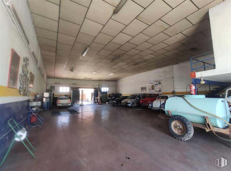 Industrial for sale at Calle Vino, La Puebla de Almoradiel, Toledo, 45840 with car, tire, wheel, vehicle, automotive design, automotive tire, floor, flooring, hall and tread around