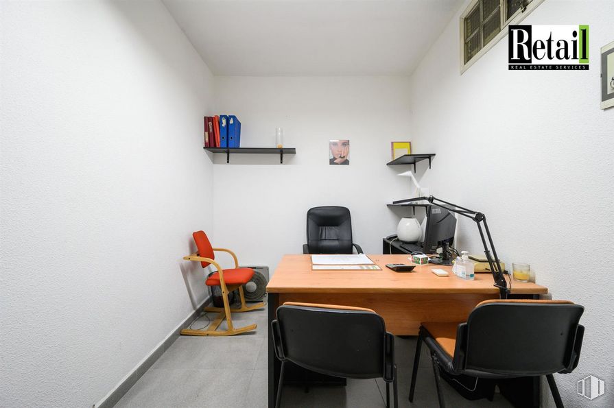 Oficina en alquiler y venta en Calle Montera, Centro, Madrid, 28013 con silla, mesa, alumbrado, propiedad, mueble, silla de oficina, escritorio, ordenador, escritorio del ordenador y pantalla de ordenador alrededor