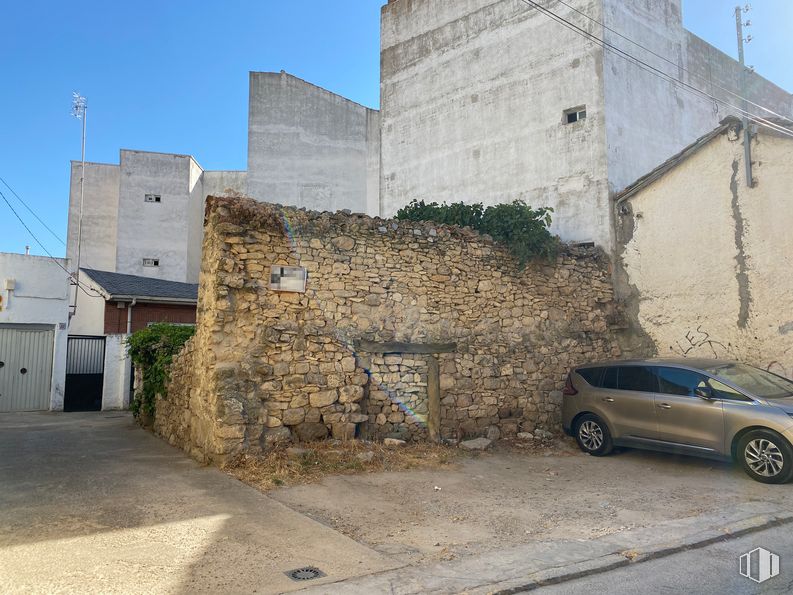 Suelo en venta en Calle Mayor, 14, Guadalix de la Sierra, Madrid, 28794 con coche, neumático, rueda, cielo, vehículo, planta, edificio, casa, superficie de la carretera y asfalto alrededor