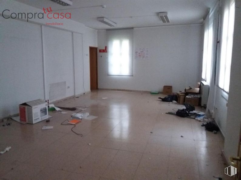 Oficina en alquiler en Zona Padre Claret, Segovia, 40001 con puerta, ventana, edificio, accesorio, madera, interiorismo, suelo, suelos, hall y madera dura alrededor