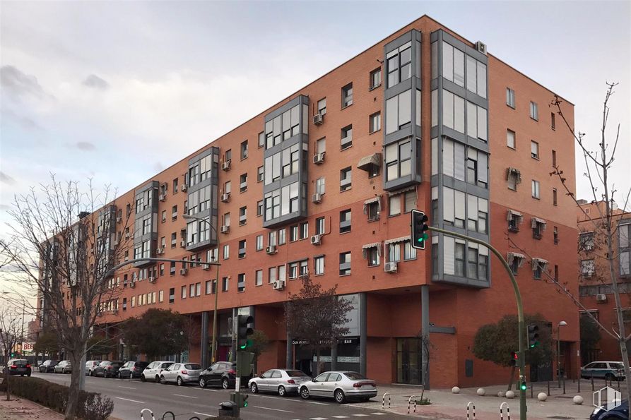 Local en venta en Calle Bulevar de José Prat, 11, Vicálvaro, Madrid, 28032 con coche, cielo, edificio, neumático, ventana, rueda, nube, vehículo, árbol y condominio alrededor