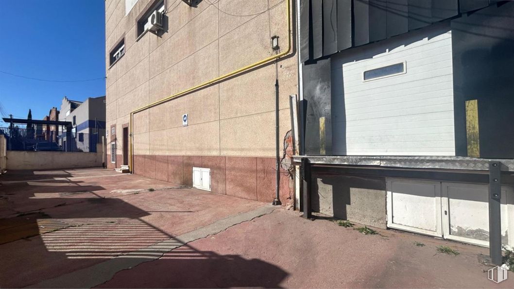 Industrial for sale at Polígono industrial San José de Valderas, Leganés, Madrid, 28917 with building, wall, architecture, composite material, concrete, brickwork, building material, daylighting, shadow and electrical supply around