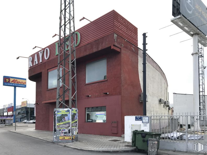 Local en alquiler en Calle Murias, 29, Fuenlabrada, Madrid, 28947 con edificio, ventana, contenedor de basura, cielo, electricidad, casa, diseño urbano, torre, línea eléctrica aérea y gas alrededor