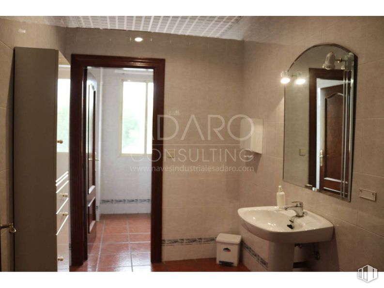 Nave en venta en Carretera N-400, Toledo, 45003 con ventana, espejo, grifo, fregadero, edificio, accesorios de fontanería, lavabo, accesorio, cuarto de baño y alumbrado alrededor