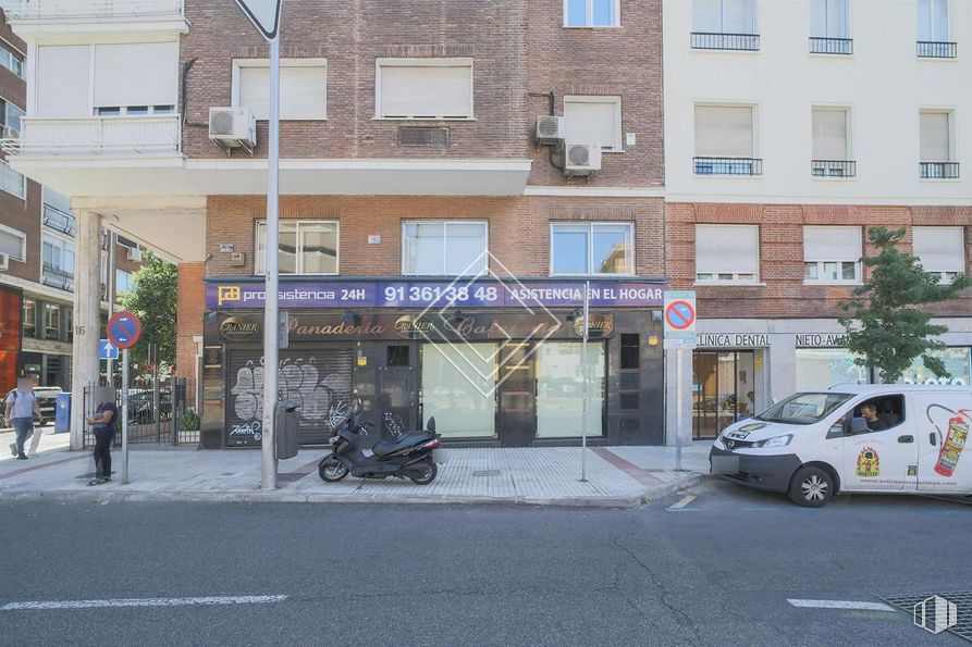 Local en alquiler en Avenida América, Salamanca, Madrid, 28002 con coche, ventana, motocicleta, edificio, rueda, neumático, vehículo, planta, vehículo de motor y barrio alrededor