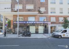 Retail for rent at Avenida América, Salamanca, Madrid, 28002 with car, window, motorcycle, building, wheel, tire, vehicle, plant, motor vehicle and neighbourhood around