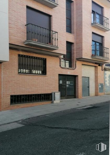 Local en venta en Callejón Obras Públicas, 13, Toledo, 45003 con ventana, edificio, accesorio, diseño urbano, ladrillo, puerta, asfalto, albañilería, superficie de la carretera y zona residencial alrededor