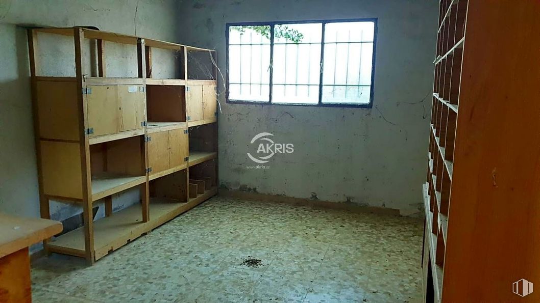 Nave en venta en Zona Casco Urbano, Orgaz, Toledo, 45100 con ventana, estantería, propiedad, accesorio, estante, madera, suelo, piso, estantería y madera alrededor