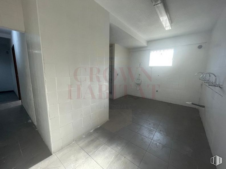 Nave en alquiler en Calle Moraleja de Enmedio, 10, Móstoles, Madrid, 28938 con ventana, edificio, accesorio, diseño de interiores, suelo, pasillo, piso, casa, material compuesto y techo alrededor