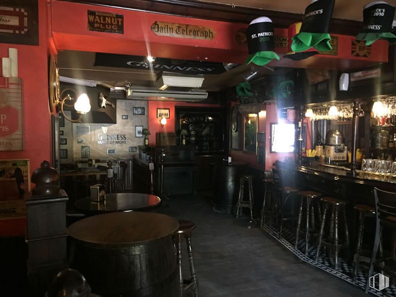 Local en venta en Zona Pinar del Rey, Hortaleza, Madrid, 28043 con mesa, mesa, productos envasados, establecimiento de bebidas, barware, taburete de bar, máquina, taberna, edificio y evento alrededor