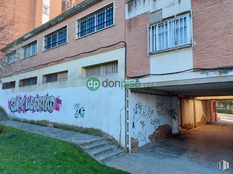 Retail for sale at Calle Constitución, Guadalajara, 19003 with window, building, daytime, property, plant, architecture, neighbourhood, tree, fixture and art around