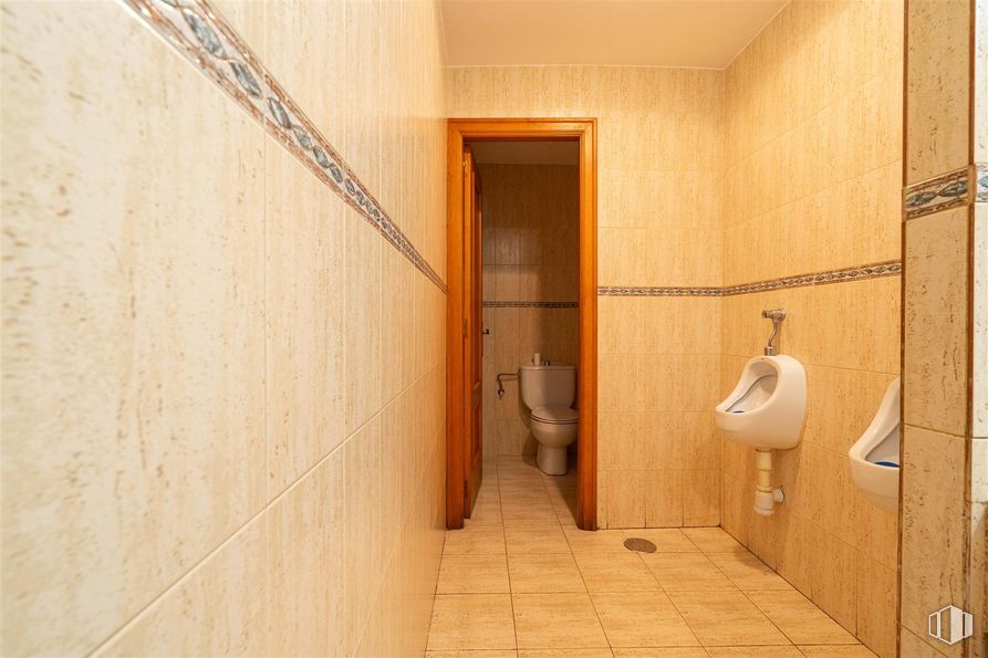 Retail for rent at Plaza San Isidro, 5, Torremocha de Jarama, Madrid, 28189 with toilet, bathroom, wood, plumbing fixture, flooring, floor, door, fixture, hardwood and plumbing around