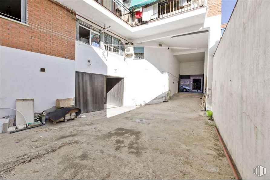 Retail for sale at Calle Radio, 32, Carabanchel, Madrid, 28019 with window, furniture, property, building, urban design, residential area, condominium, facade, composite material and concrete around