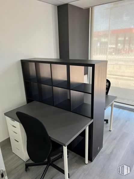 Oficina en alquiler en Calle Puerto Morcuera, 13, Leganés, Madrid, 28919 con silla, escritorio, estantería, mesa, mueble, madera, interiorismo, estante, estantería y rectángulo alrededor