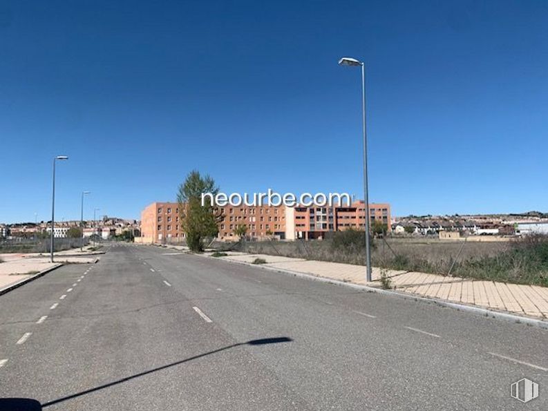 Land for sale at Calle Doctor Constantino Benito , Ávila, 05080 with sky, street light, plant, building, road surface, asphalt, tree, thoroughfare, cloud and urban design around