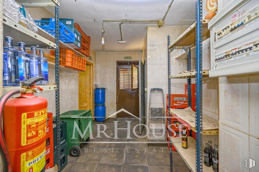 Retail for sale at Calle Dos Amigos, Parla, Madrid, 28980 with shelving, flooring, floor, shelf, building material, pipe, basement and plywood around