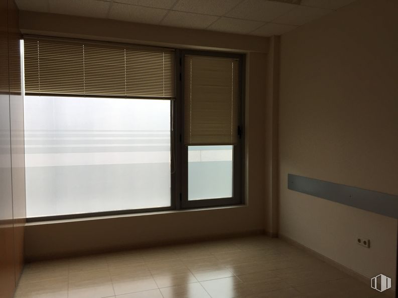 Industrial for sale at Calle Río Jarama, 132, Toledo, 45006 with window blind, window, fixture, building, wood, shade, interior design, architecture, curtain and floor around