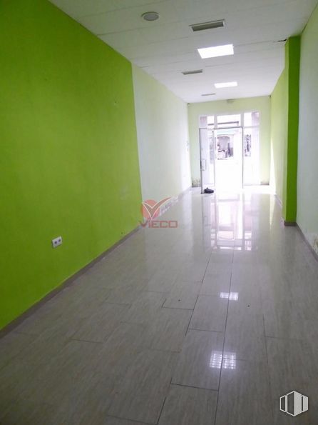 Retail for sale at Zona Centro, Cuenca, 16003 with fixture, chair, hall, flooring, floor, building, tile flooring, wood, glass and house around