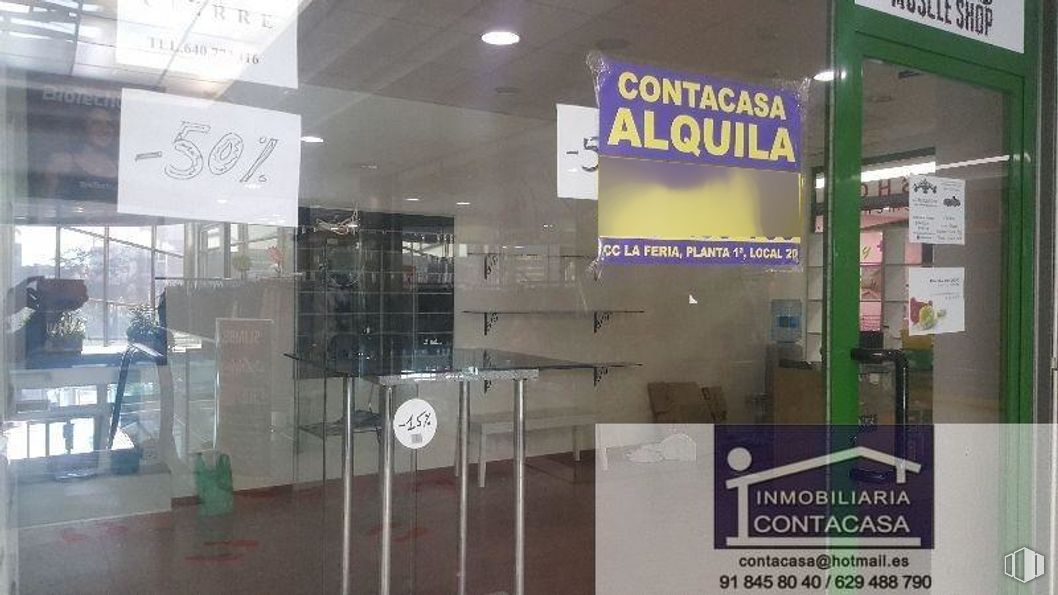 Retail for rent at Centro Comercial El Portachuelo, Carretera Hoyo Manzanares, Colmenar Viejo, Madrid, 28770 with fixture, floor, retail, glass, font, flooring, gas, facade, building and signage around