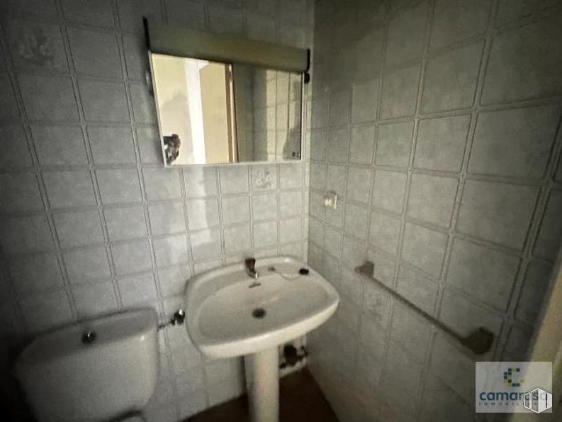 Retail for rent at Calle Tomás Luis de Vitoria, 16, Ávila, 05001 with sink, mirror, tap, bathroom sink, plumbing fixture, building, black, bathroom, purple and fluid around