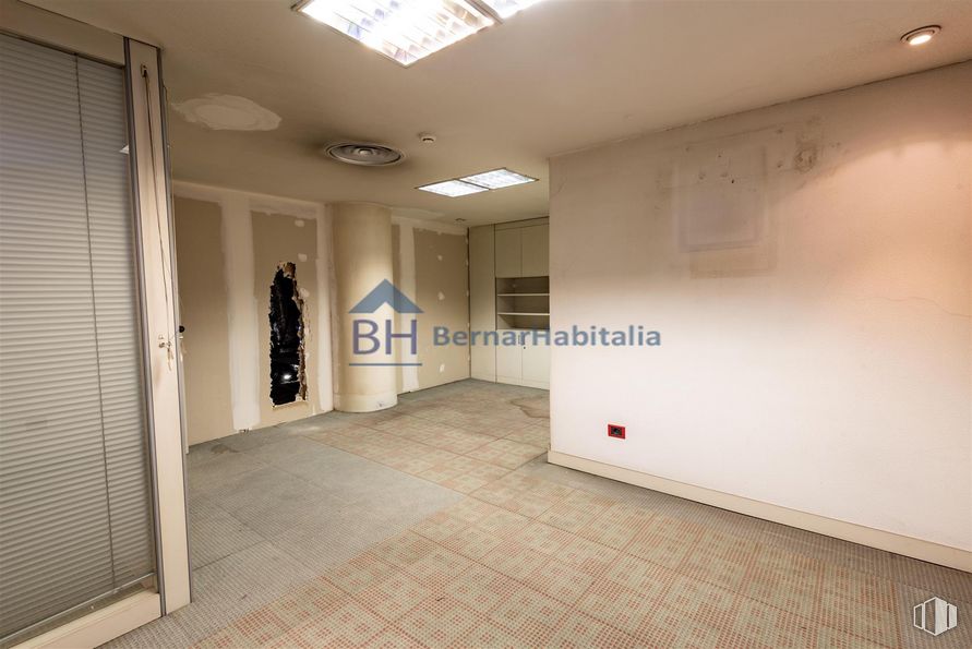 Local en alquiler en Malasaña-Universidad, Centro, Madrid, 28015 con lámpara, persiana de la ventana, alumbrado, propiedad, accesorio, interiorismo, puerta, arquitectura, hall y suelo alrededor