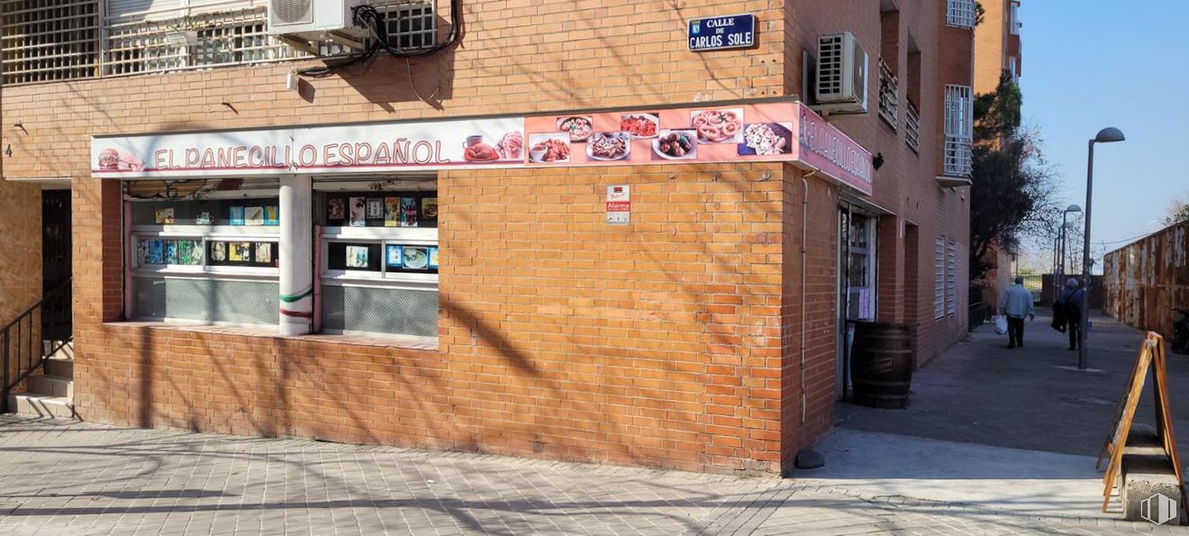 Local en venta en Calle Carlos Solé, Puente de Vallecas, Madrid, 28038 con madera, ladrillo, albañilería, ventana, edificio, superficie de la carretera, pared, barrio, acera y fachada alrededor