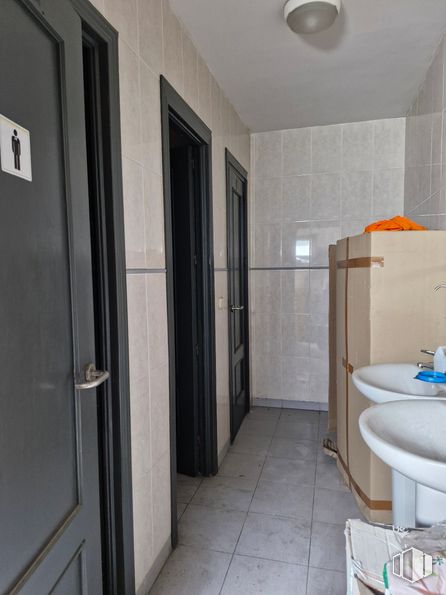 Industrial for sale at Calle San Erasmo, 42, Villaverde, Madrid, 28021 with door, light fixture, sink, plumbing fixture, building, fixture, bathroom, floor, tap and handle around