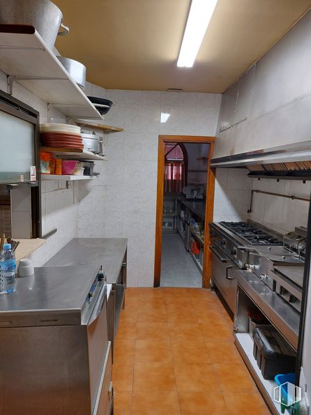 Local en venta en Calle Doctor Jiménez Díaz, 1, Pinto, Madrid, 28320 con alumbrado, lámpara, propiedad, ebanistería, cocina, estante, madera, estantería, interiorismo y encimera alrededor