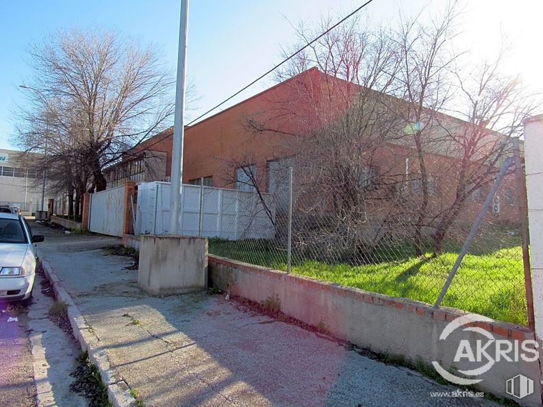 Industrial for sale at Calle Río Torviscal, Toledo, 45007 with car, building, automotive parking light, land vehicle, plant, sky, vehicle, vehicle registration plate, road surface and asphalt around